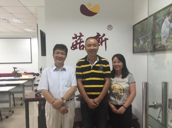 王強(qiáng)老師、菇新創(chuàng)始人顧越峰、李總合影